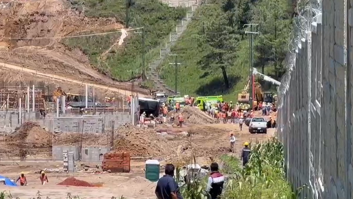 Elementos de emergencia llegan al lugar y con ayuda de maquinaria mueven los escombros (Especial)