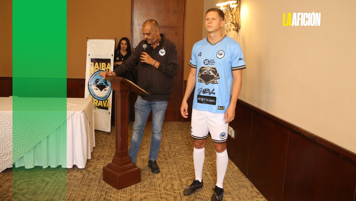 Emmanuel Rivera luce el nuevo uniforme de la Jaiba Brava. | Foto: Yazmín Sánchez