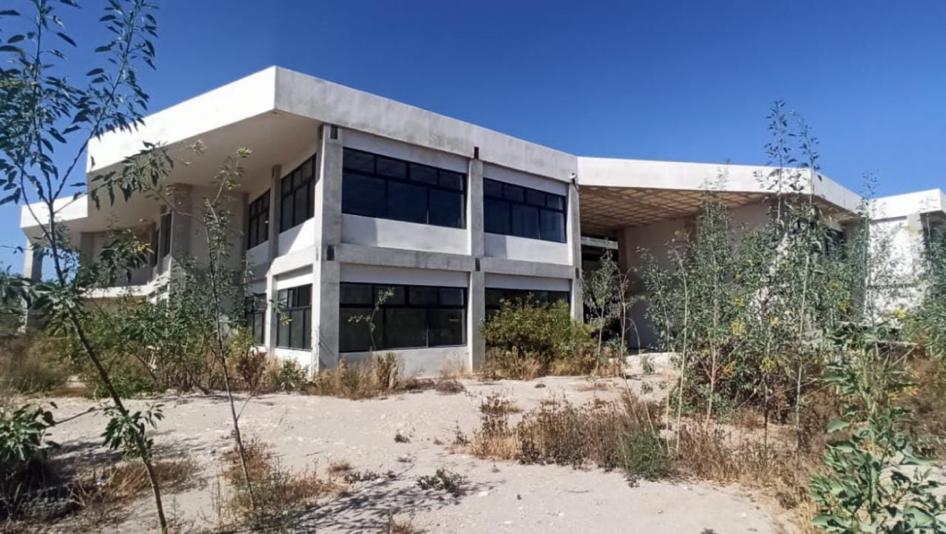 Falta herrería puertas y bardeado a las nuevas instalaciones.