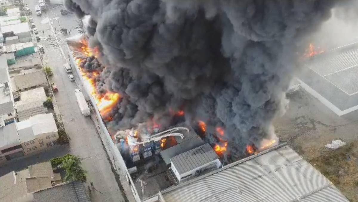 El incendio comenzó en una fábrica de esponjas en Tijuana. (Especial).