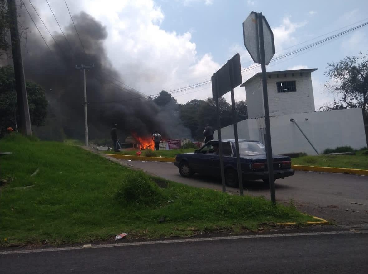 La carretera México-Cuernavaca fue bloqueada a la altura del kilómetro 28.