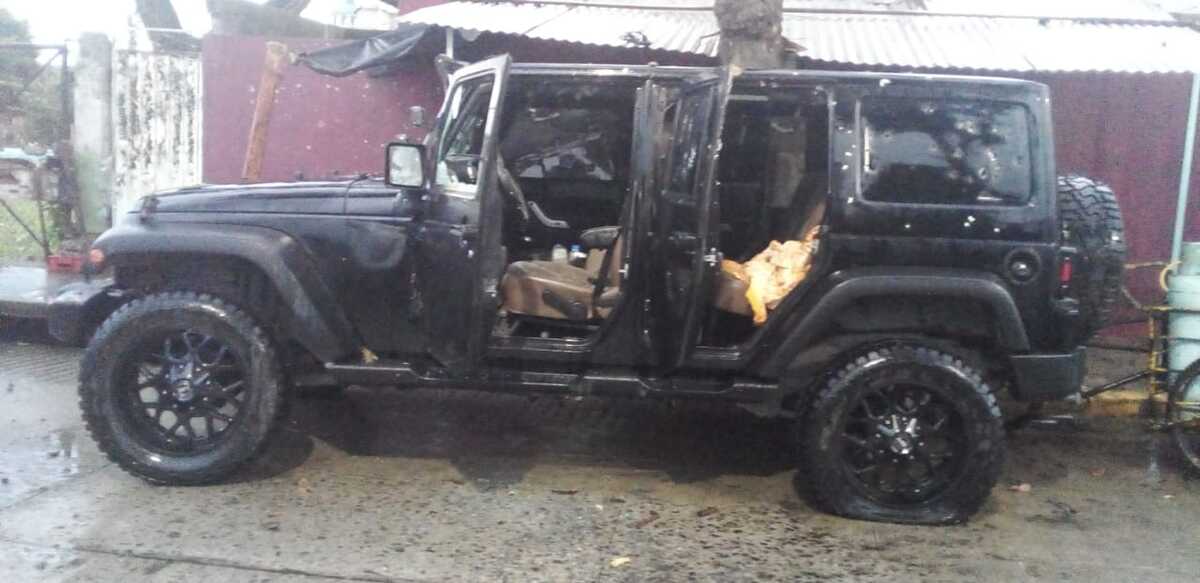 Los presuntos delincuentes viajaban en un Jeep negro. | Especial