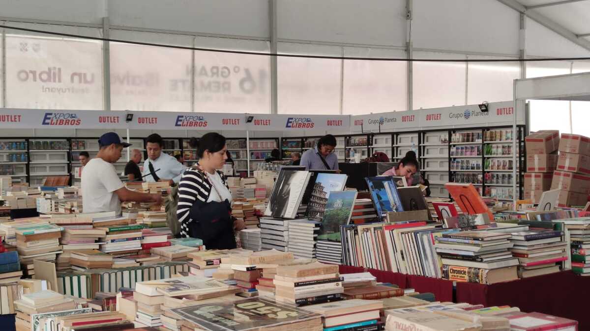 16º Gran Remate de Libros y Películas de la Ciudad de México en Monumento a la Revolución (Foto: César Zayago)