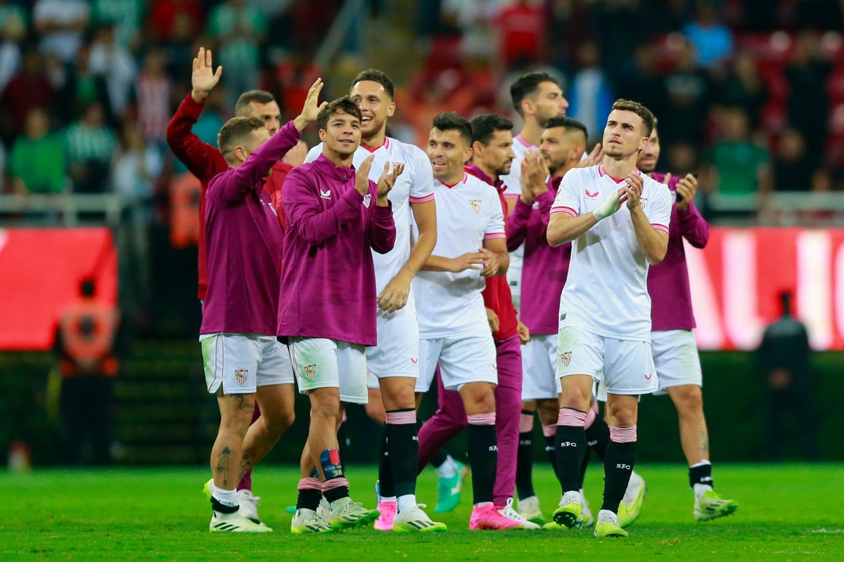 Sevilla ganó sobre la hora el Derby ante Betis en Zapopan (EFE)
