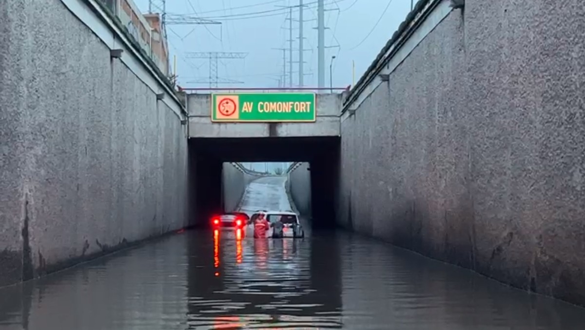 Automovilistas afectados por inundaciones en vialidades de Edomex