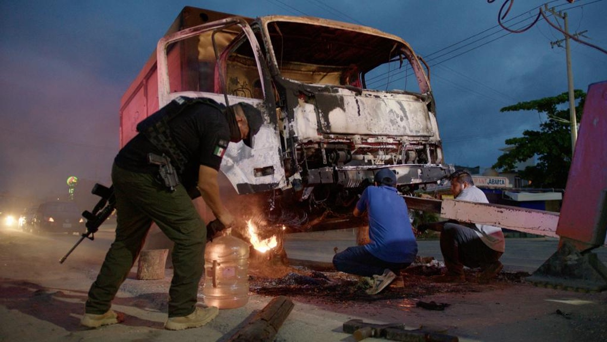 Autoridades retiraron vehículos quemados en la carretera federal Acapulco-Zihuatanejo. | Especial