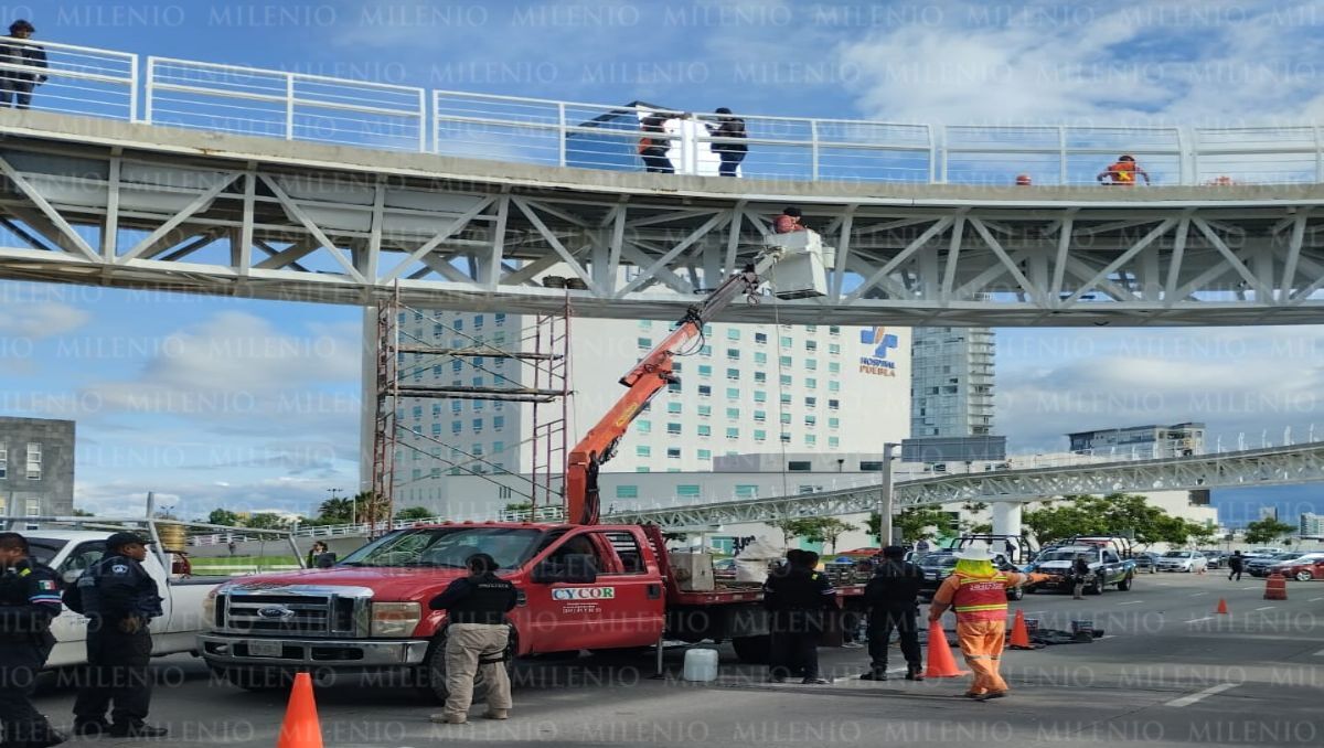 Bala perdida deja a trabajador herido frente a CIS Atlixcáyotl, Puebla | Carlos Morales