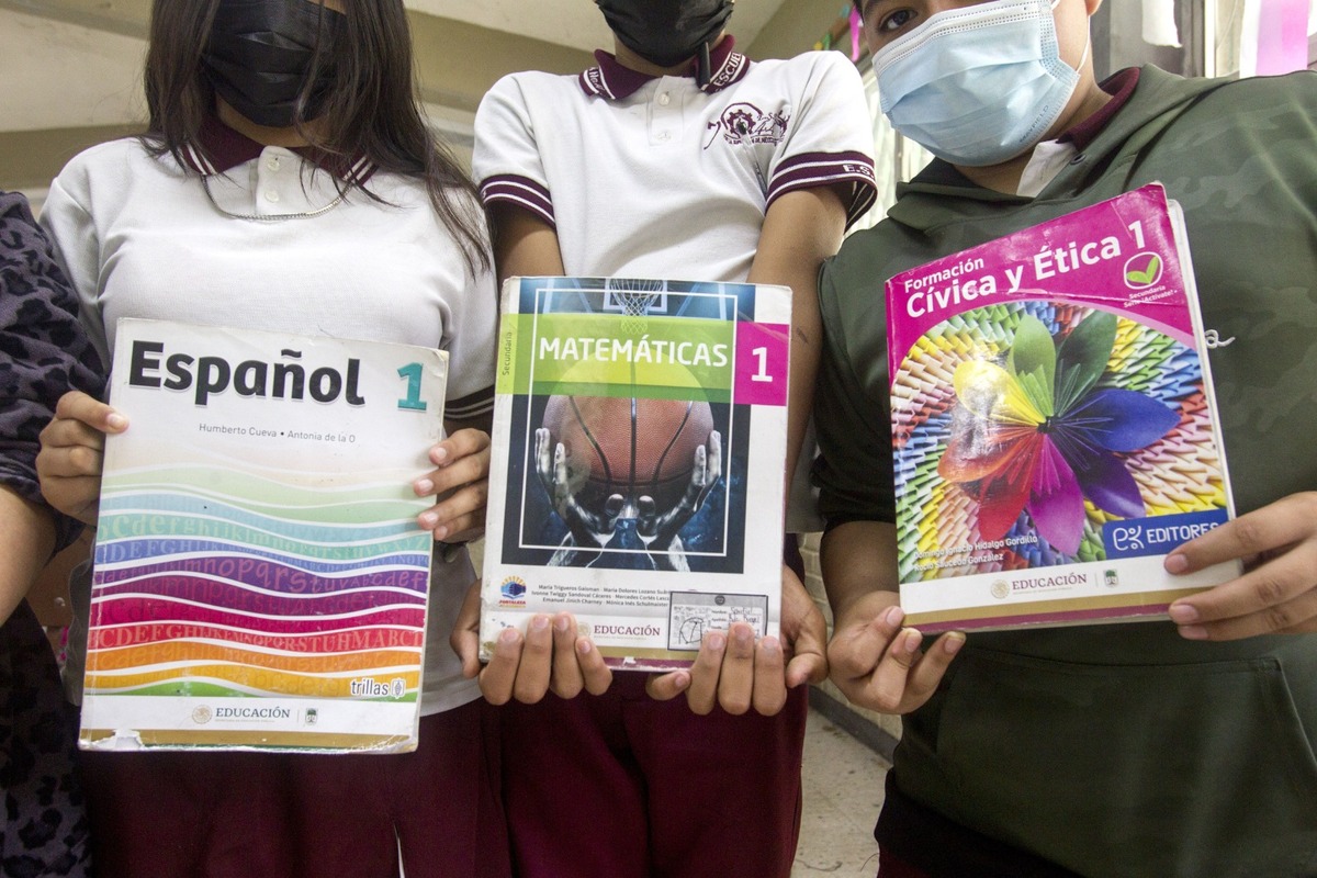 Gobernadores de Morena unidos para defender la distribución de los nuevos libros SEP (Milenio).
