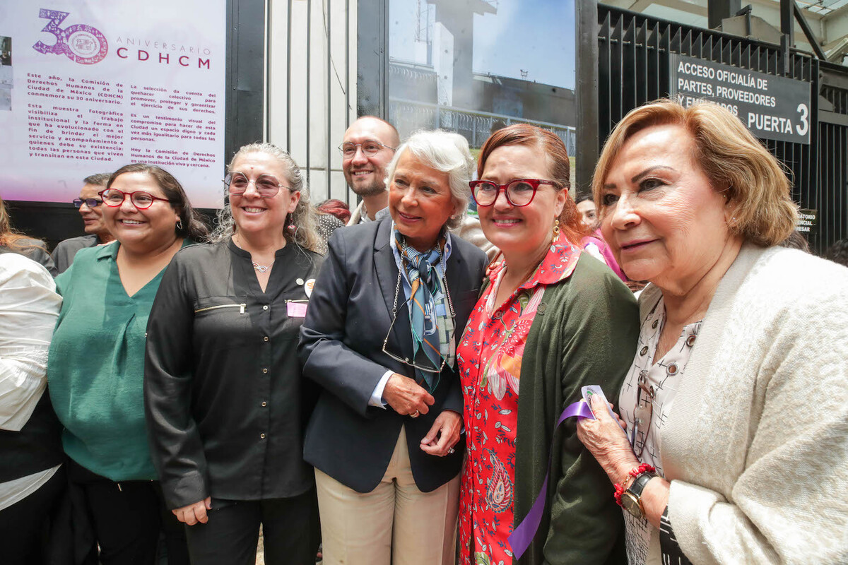 Senadoras en la inauguración de la exposición fotográfica “CDHCM: 30 años defendiendo tus derechos”. (Senado)