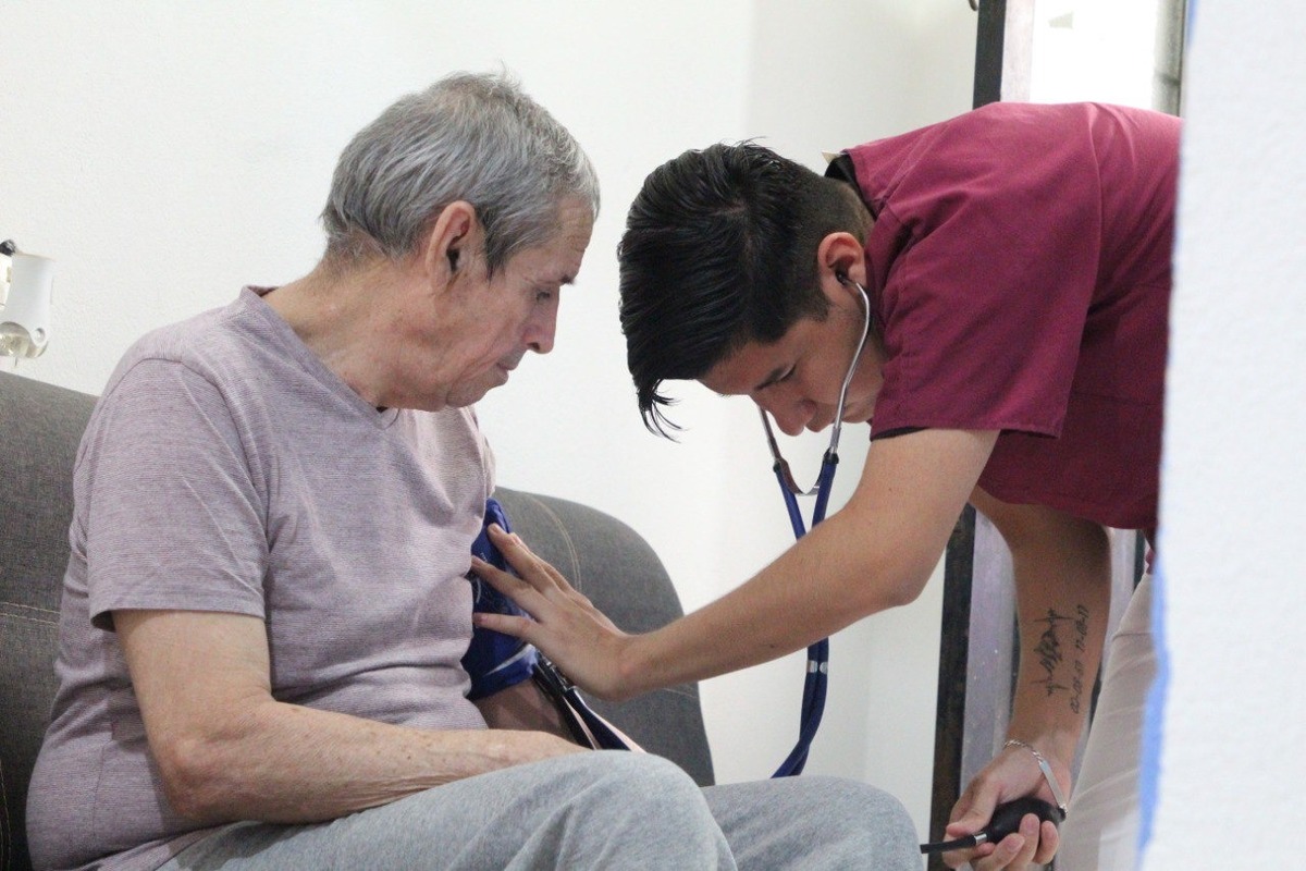 La autoridad exhortó a estar atentos a los síntomas por golpes de calor en las personas de la tercera edad y ante cualquier situación acudir