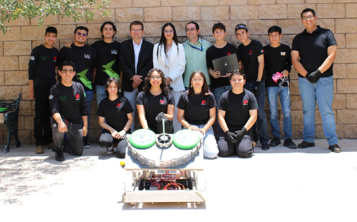E-Haws junto con el rector y sus profesores. (cortesía)