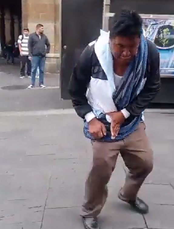 Hombre intenta encenderse fuego en Zócalo de CdMx