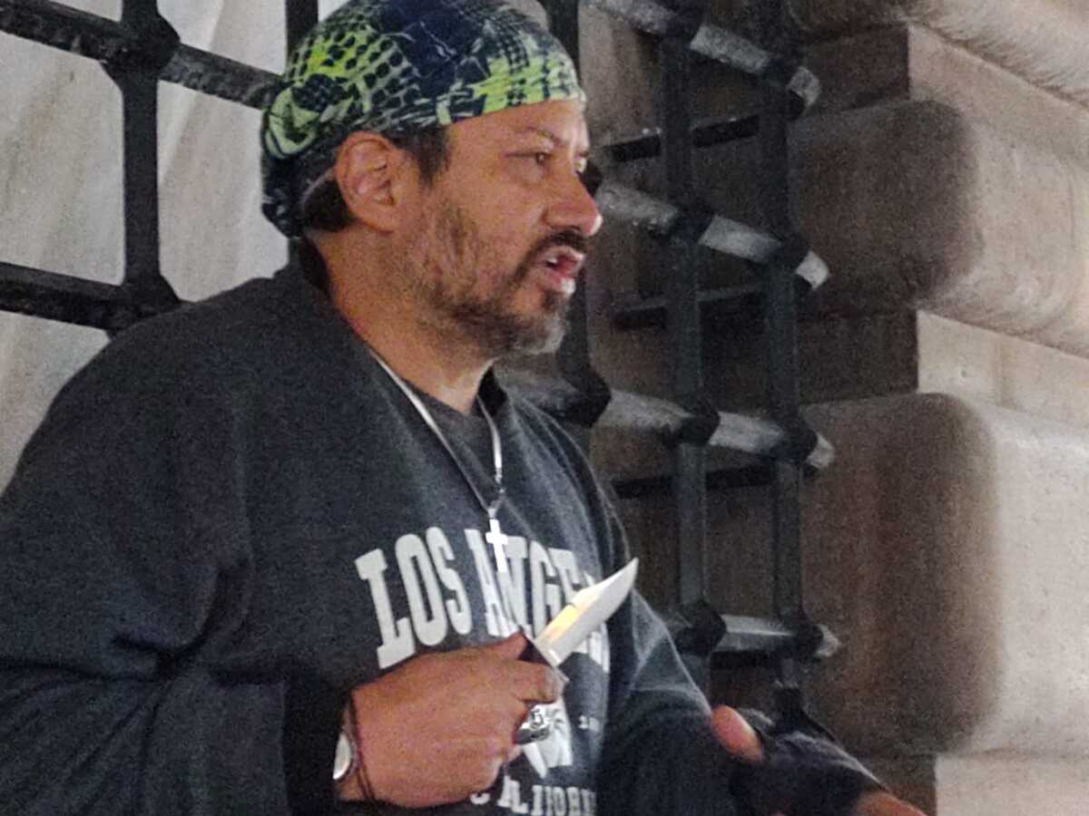 El hombre se sujetó a una ventana del Museo del Banco de México (Foto: Carlos Tejeda).