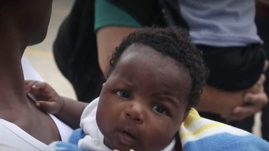 Pareja de haitianos busca registrar a su bebé en México; nació en Coatzacoalcos, Veracruz