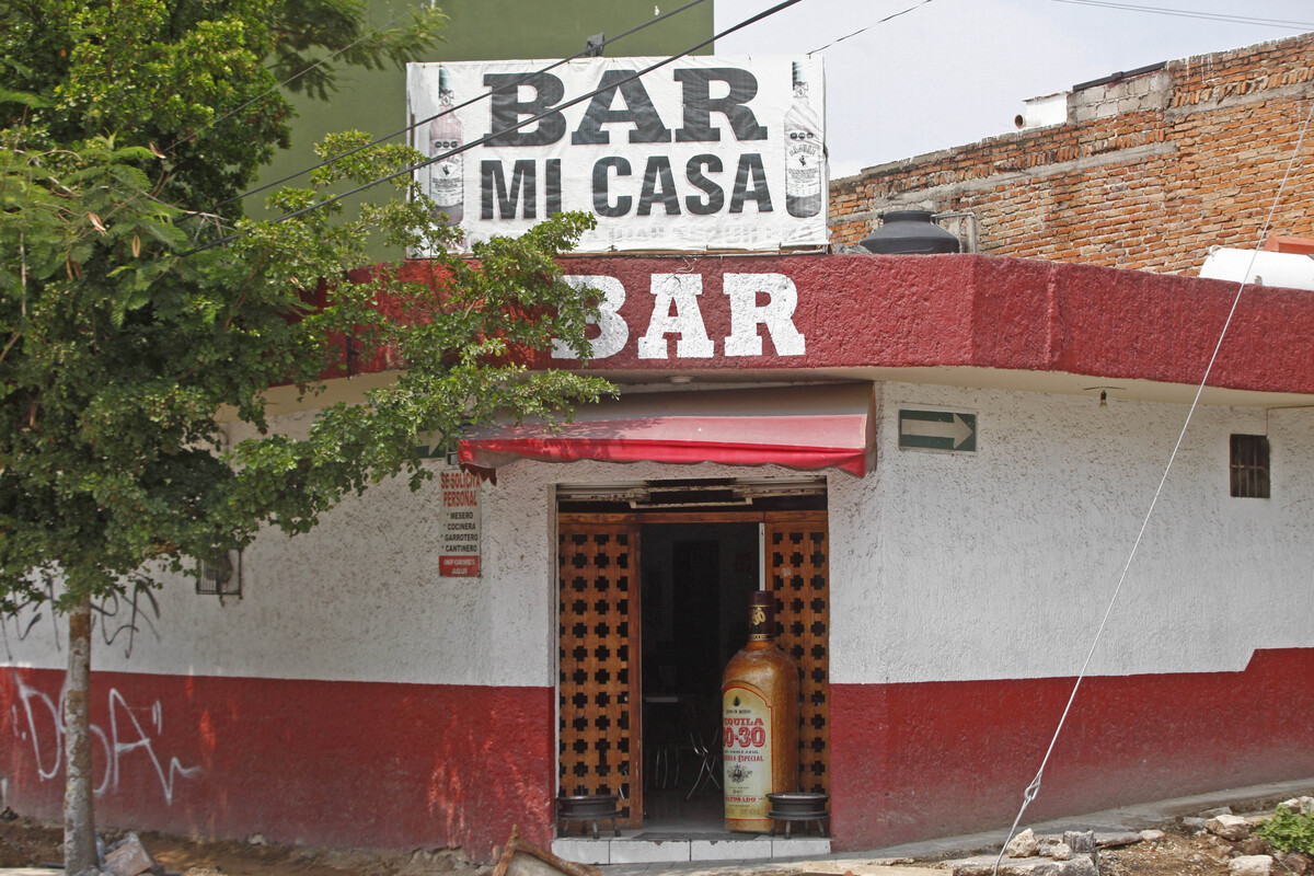 Pese a las obras en Avenida Enrique Díaz de León Bar mi Casa mantiene la puertas abiertas (Fernando Carranza)