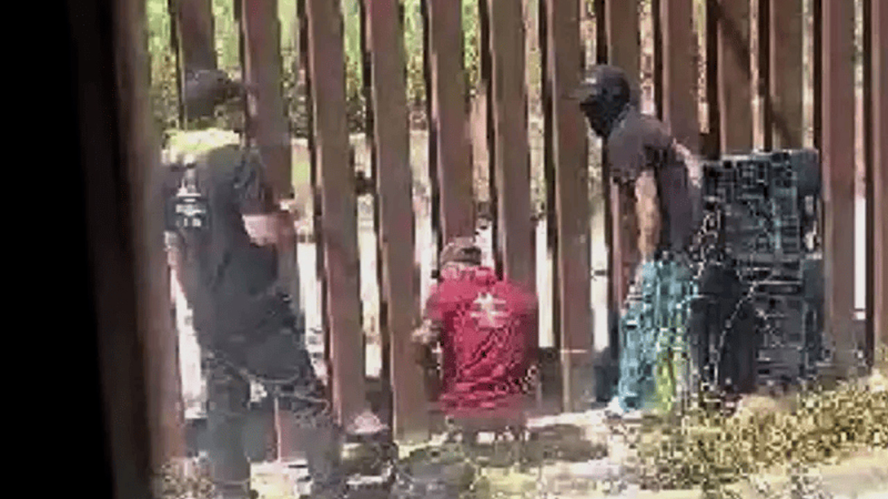 Presuntos 'polleros' cortan parte de muro fronterizo en Tijuana
