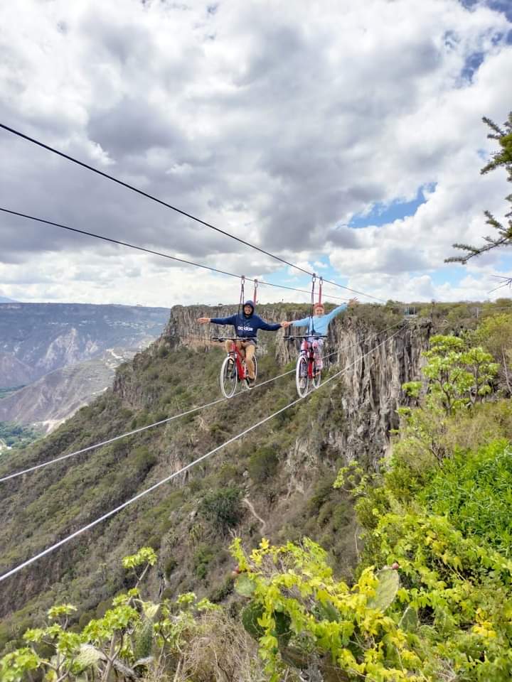La Tirobici promete ser una experiencia única en su tipo, su recorrido es de 50 metros a 1200 metros de altura (Facebook)