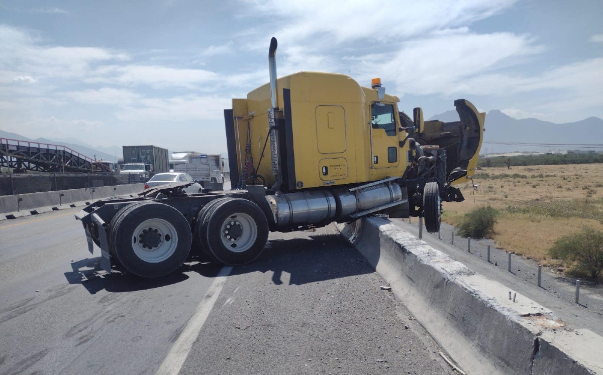 El tractocamión chocó contra un tramo de barandal en el puente de Mattel. | Especial
