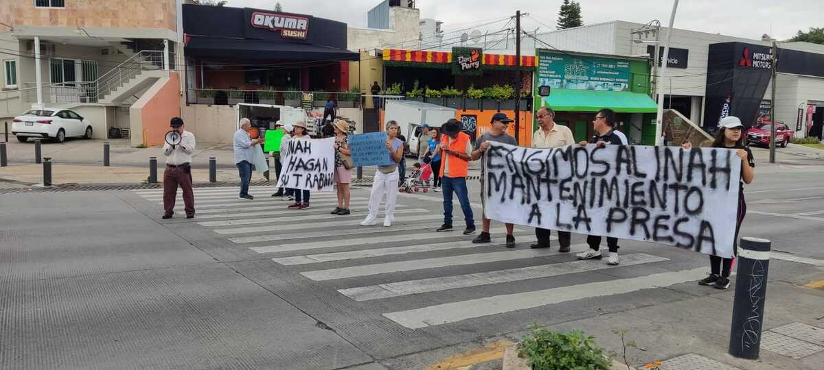 Vecinos de la colonia Jardines del Country se manifestaron. (Andrea Manzo)