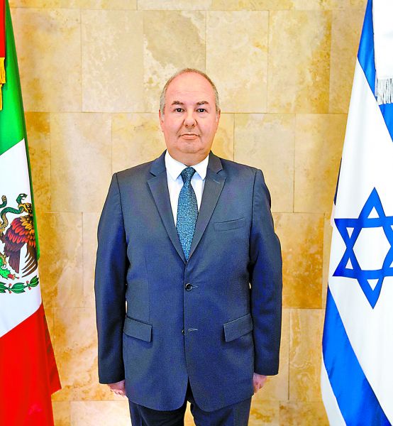 Tras cuatro años, regresa a su nación en espera de la siguiente misión. Octavio Hoyos