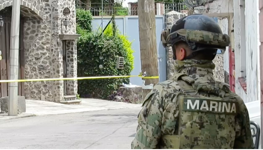 Elemento de la Secretaría de Marina resguardando la casa del fiscal de Morelos, Uriel Carmona. | Morelos, México.