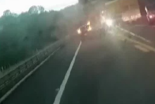 Se incendia camión de carga en la autopista Pátzcuaro-Cuitzeo, Michoacán