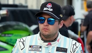 El piloto estadunidense se vio envuelto en una polémica en redes sociales que trajo como consecuencia su despido de la categoría.