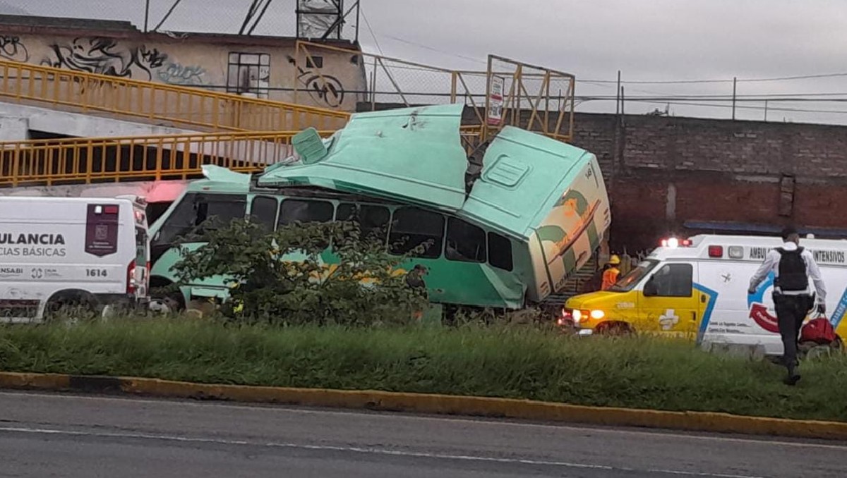 Chofer choca contra puente peatonal (César Cabrera)