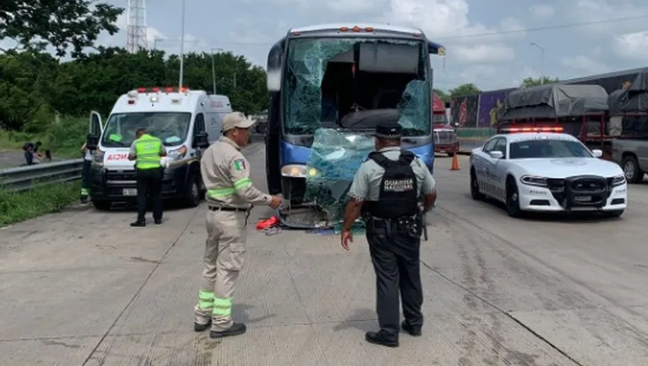 Choque entre autobús y tráiler deja a quince personas lesionadas en Veracruz