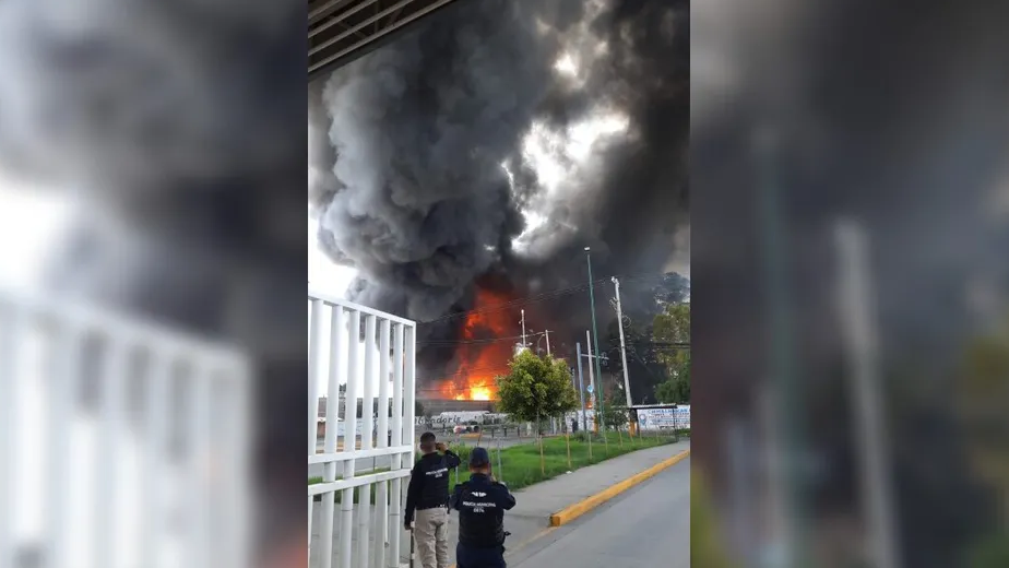 Continúan trabajos para sofocar incendio en fábrica de químicos en Chicoloapan, Edomex