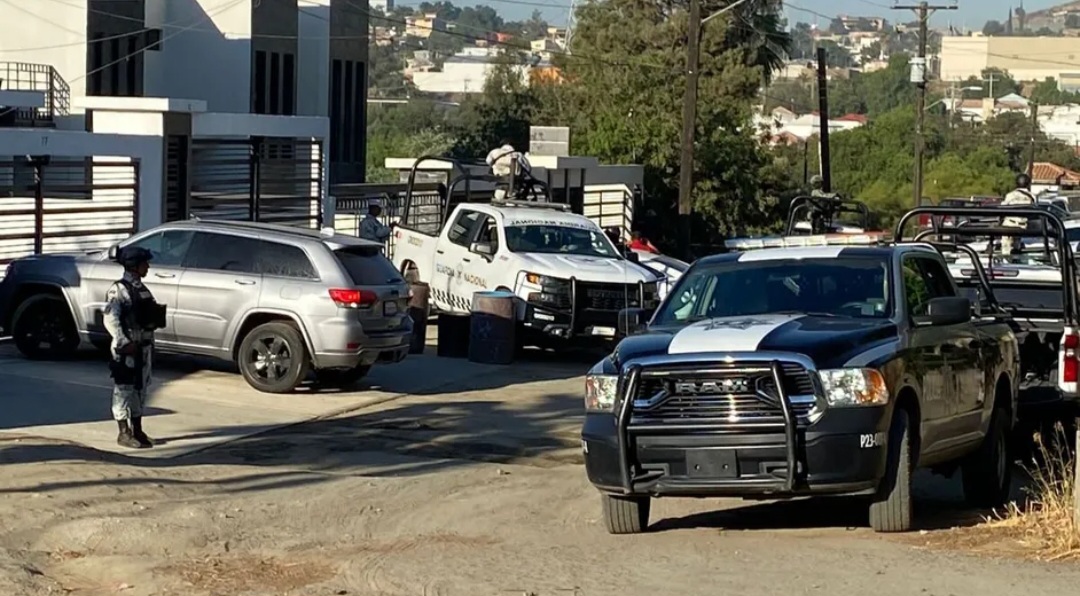 Localizan cinco cadáveres dentro de una camioneta en Tecate, Baja California