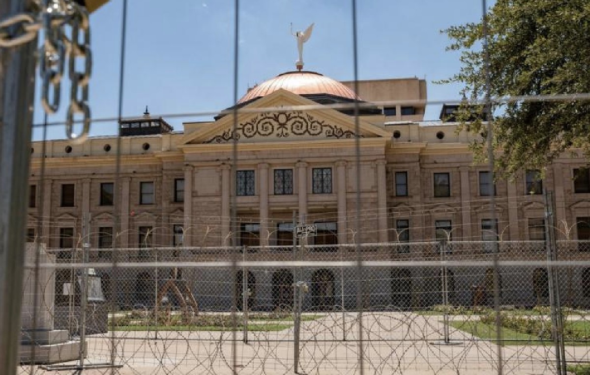 Capitolio de Arizona cubierto tras valla de contención (Reuters)