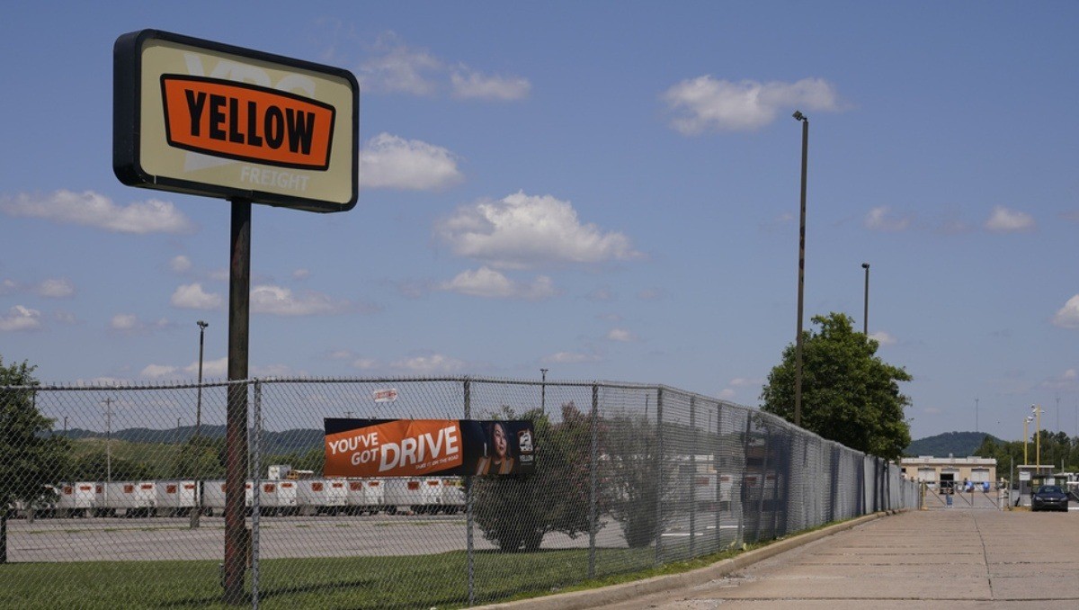 Cartel la compañía de transportes Yellow Corp en una instalación en Nashville, Tennessee. Julio de 2023. Foto: (AP)