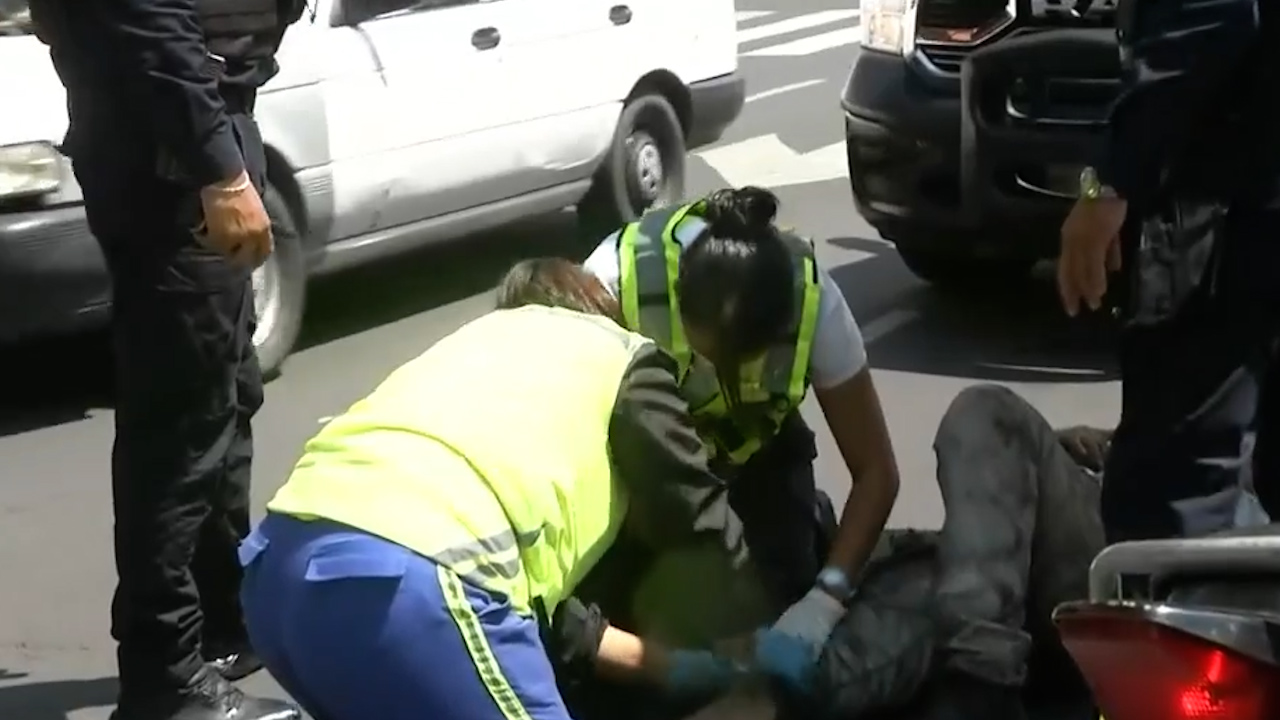 En CdMx, atropellan a motociclista en avenida Bucareli