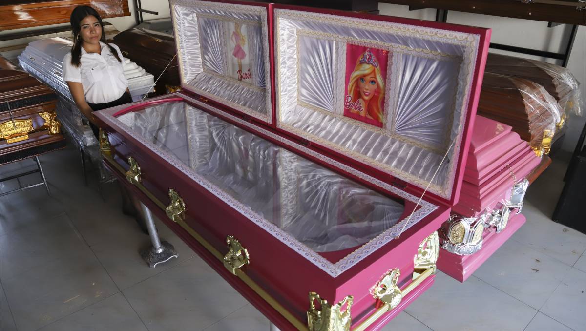 La Funeraria Alfa y Omega lanzó un ataúd inspirado en Barbie. (AP)