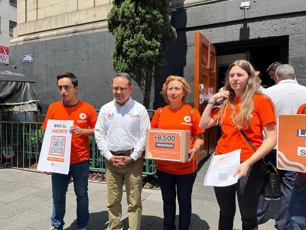 Manifestantes que se oponen al aborto acudieron hoy al máximo tribunal de justicia del país.