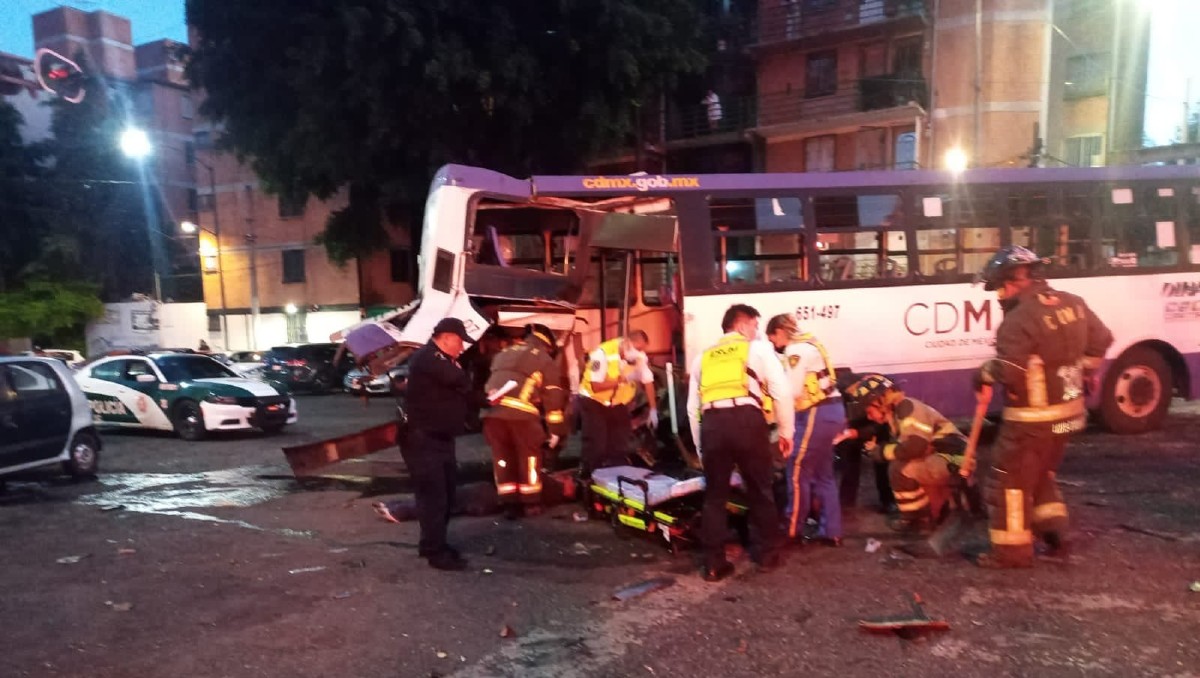 Tráiler choca contra camión en Circuito Interior | @Bomberos_CDMX