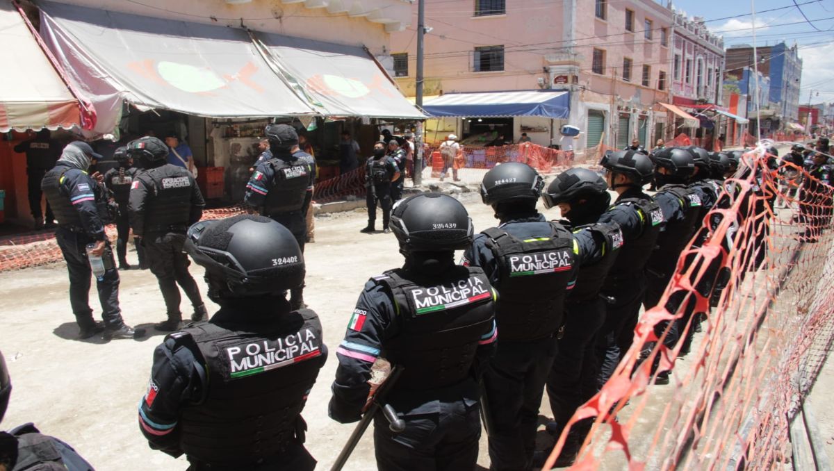 Clausuran 2 locales en Puebla por tirar desechos en vía pública | Alfredo Fernández