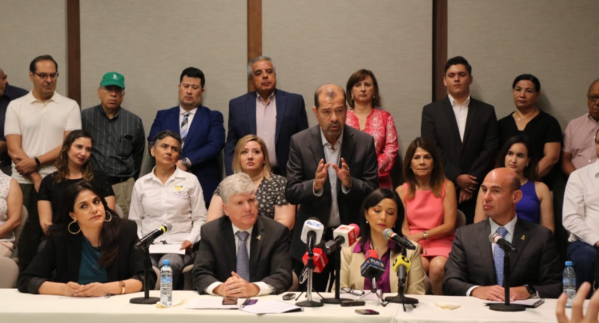 En la rueda de prensa participaron Canaco, Caintra, Asociación de Psicólogos Escolares, Federación de Escuelas Particulares, / Roberto Alanís