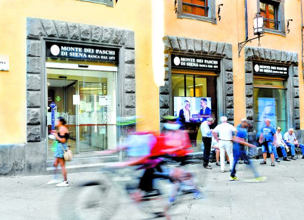 Las acciones de Monte dei Paschi di Siena, de propiedad estatal, bajaron 10.8 por ciento. JENNIFER LORENZINI/REUTERS