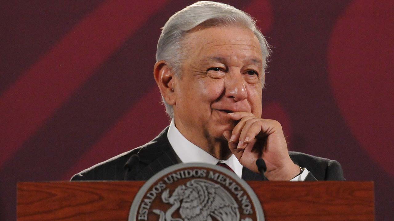 AMLO presume respaldo del SNTE a libros de texto gratuitos
