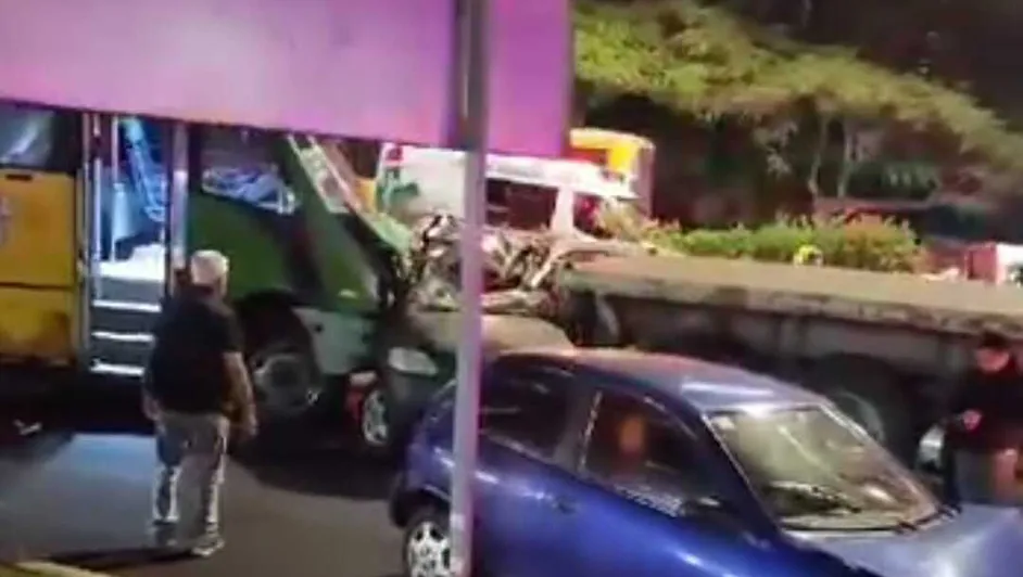 Autobús de pasajeros se queda sin frenos e impacta a nueve vehículos en Xalapa, Veracruz