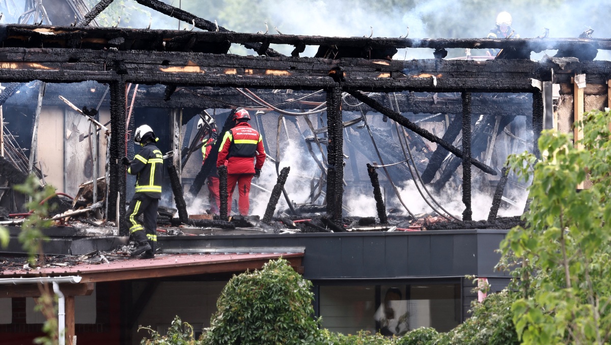 Bomberos inspeccionan un edificio quemado después de que estalló el incendio | AFP