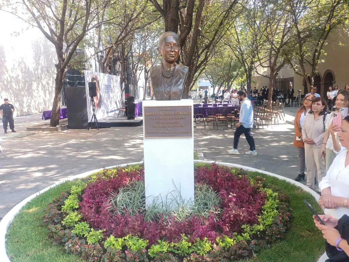 Uno de los bustos fue colocado en el centro de Monterrey. Foto: Eduardo Mendieta