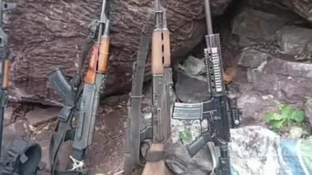 Fuerzas Estatales integrales aseguran armas, municiones y cargadores tras operativo en Michoacán