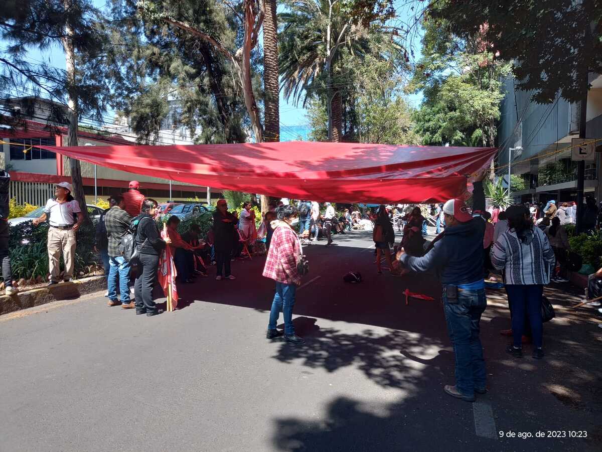 Los Manifestantes exigen a las autoridades sanitarias la limpieza de la presa Endhó. (Foto: Especial).