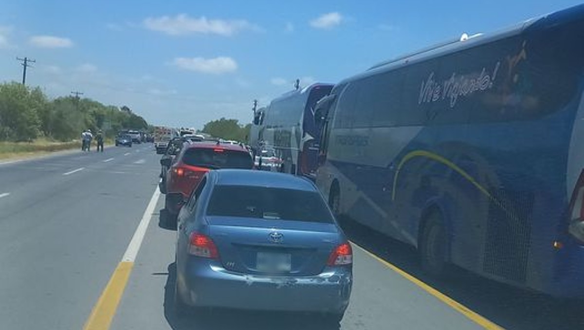 Bloquean carretera Matamoros-Victoria. (Redes)