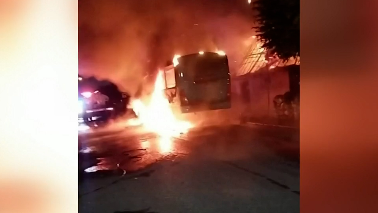 Camión de transporte de empleados termina en llamas en Yucatán