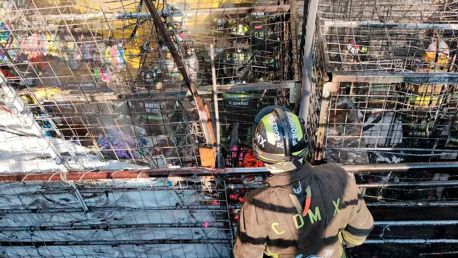 En CdMx, incendio en zona comercial de La Merced provoca desalojo de al menos 100 personas