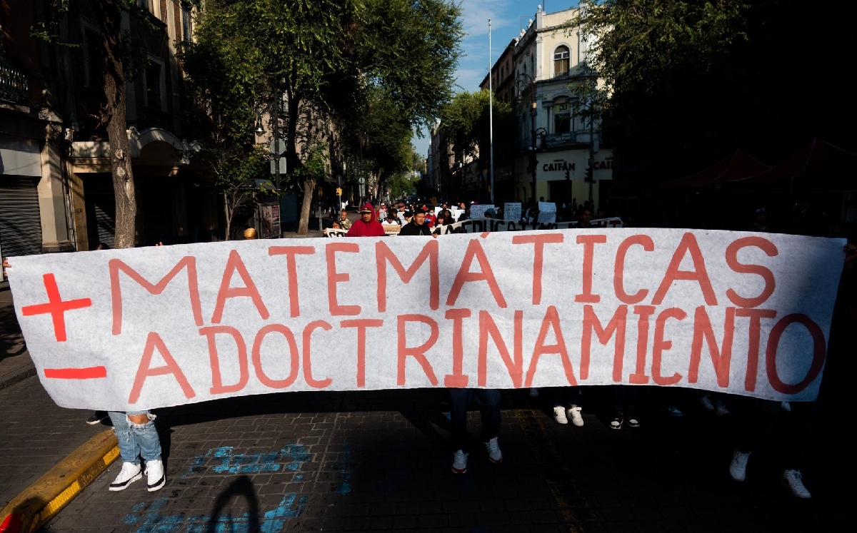 Estudiantes de la FNERRR se manifestaron contra los nuevos libros de texto. | Cuartoscuro